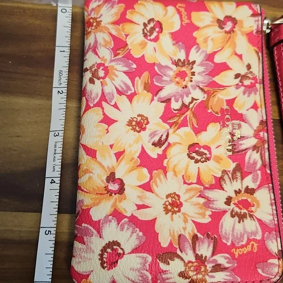 Coach Vintage Daisy Print Wristlet - Picture 3 of 5
